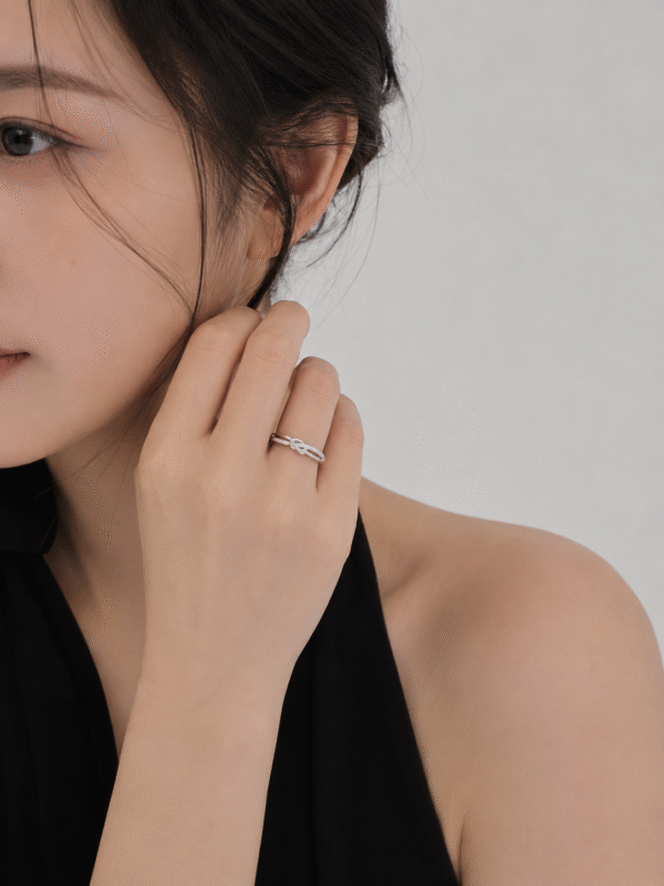 模特兒佩戴Destined Knot Silver Ring | 命運交織綁結白銀戒 實戴示範 - Ostialia 奧斯提亞