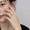模特兒佩戴Vintage Cross Micro-Pave Ring | 復古十字架細鑽戒指的實戴示範臉部特寫 - Ostialia 奧斯提亞