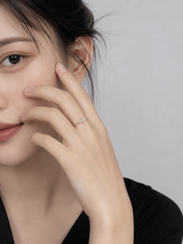 模特兒佩戴Vintage Cross Micro-Pave Ring | 復古十字架細鑽戒指的實戴示範臉部特寫 - Ostialia 奧斯提亞