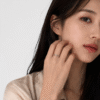模特兒佩戴Dual Flow Shimmer Ring (Silver) | 白銀雙生流光戒指的實戴示範 - Ostialia 奧斯提亞