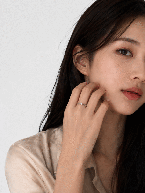 模特兒佩戴Dual Flow Shimmer Ring (Silver) | 白銀雙生流光戒指的實戴示範 - Ostialia 奧斯提亞
