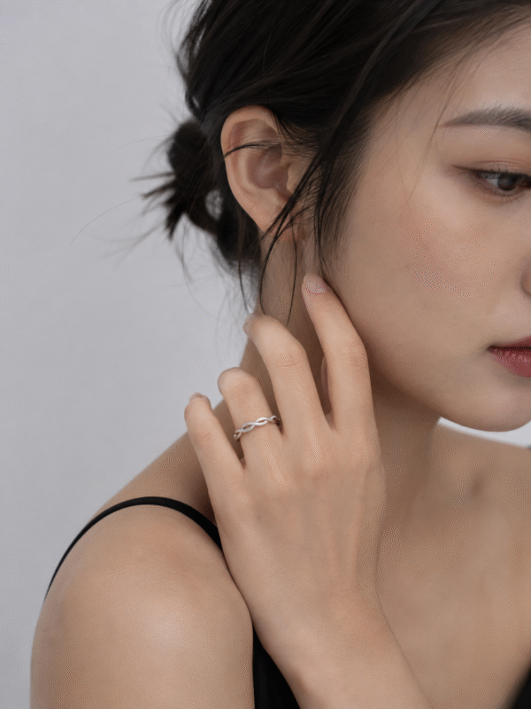 模特兒佩戴Intertwined Twist Crystal Open Ring | 雙生麻花排晶開口戒實戴示範 - Ostialia 奧斯提亞