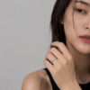 模特兒佩戴Twisted Sterling Silver Band | 光影扭轉白銀戒實戴示範 - Ostialia 奧斯提亞