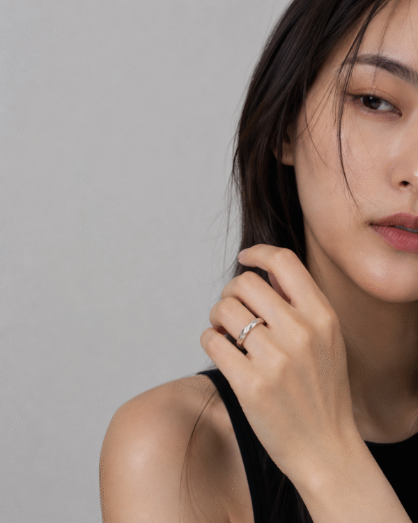 模特兒佩戴Twisted Sterling Silver Band | 光影扭轉白銀戒實戴示範 - Ostialia 奧斯提亞