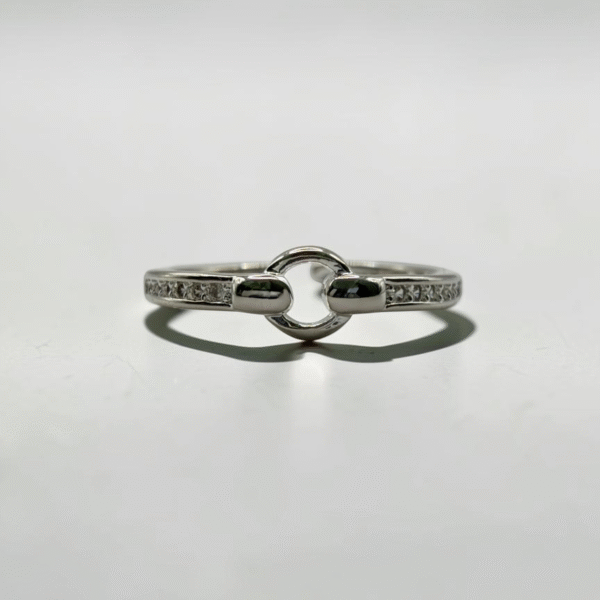 Radiant Horseshoe Open Ring | 璀璨晶鑽馬銜戒的商品主圖與馬銜扣鑲鑽細節 - Ostialia 奧斯提亞