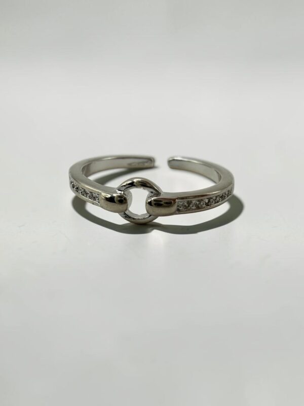 Radiant Horseshoe Open Ring | 璀璨晶鑽馬銜戒的正面雙軌排晶特寫 - Ostialia 奧斯提亞