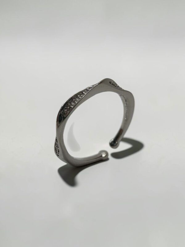 Twilight Flow Pavé Ring | 暮光流線微鑲活圍戒的戒環輪廓與活圍開口設計 - Ostialia 奧斯提亞