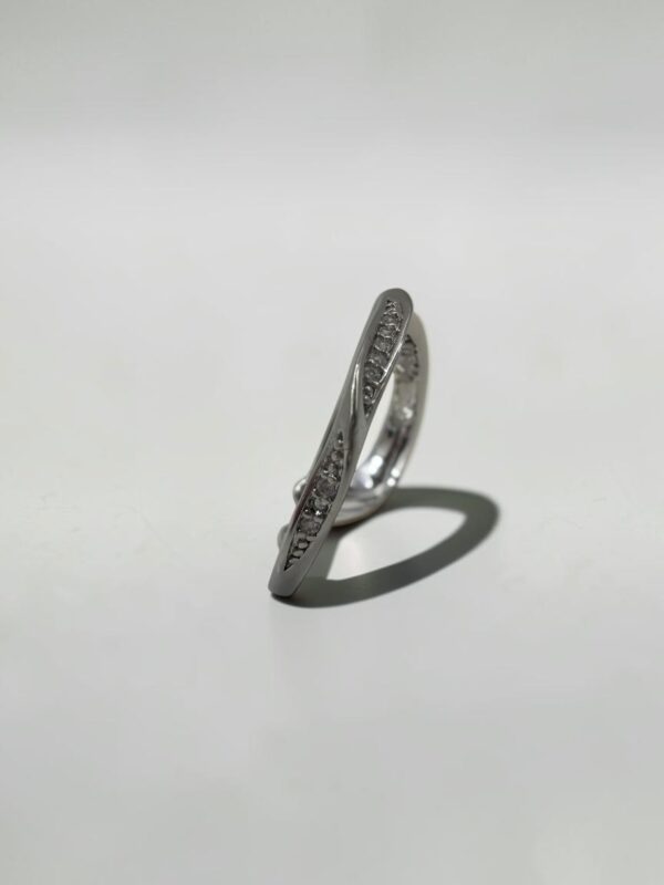 Twilight Flow Pavé Ring | 暮光流線微鑲活圍戒的正面精致細節與金屬質感 - Ostialia 奧斯提亞