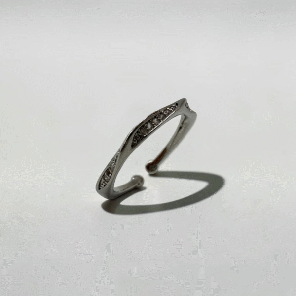 Twilight Flow Pavé Ring | 暮光流線微鑲活圍戒的商品主圖與微鑲晶鑽線條 - Ostialia 奧斯提亞