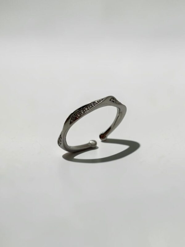 Twilight Flow Pavé Ring | 暮光流線微鑲活圍戒的微鑲排鑽特寫與光影 - Ostialia 奧斯提亞