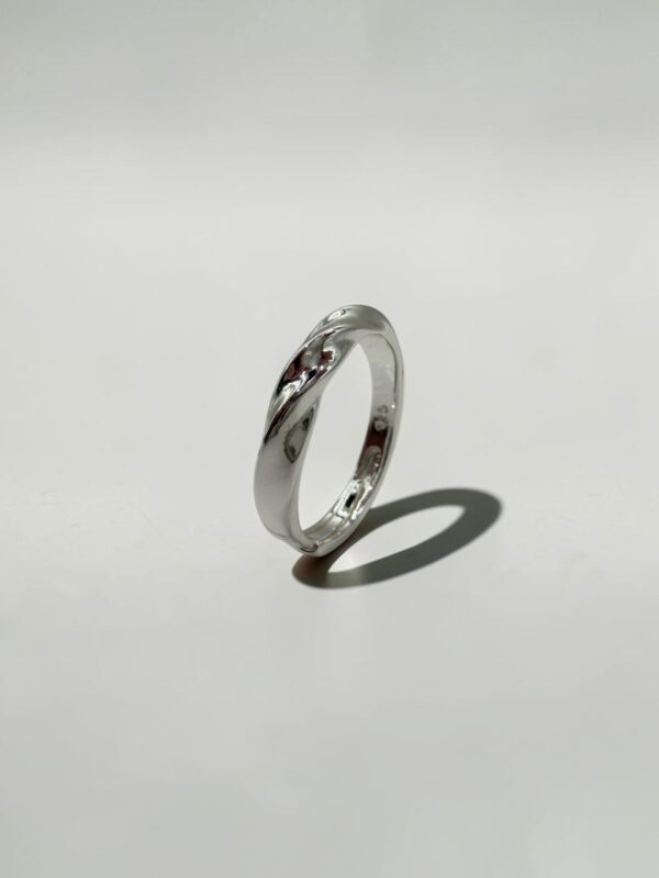 Twisted Sterling Silver Band | 光影扭轉白銀戒的扭轉結構與光影折射 - Ostialia 奧斯提亞
