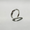 Twisted Sterling Silver Band | 光影扭轉白銀戒的商品主圖與扭轉線條特寫 - Ostialia 奧斯提亞