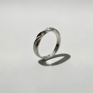 Twisted Sterling Silver Band | 光影扭轉白銀戒的商品主圖與扭轉線條特寫 - Ostialia 奧斯提亞