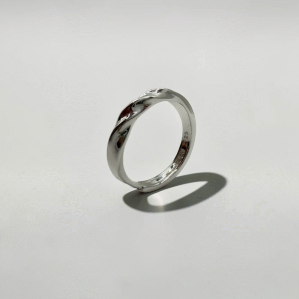 Twisted Sterling Silver Band | 光影扭轉白銀戒的商品主圖與扭轉線條特寫 - Ostialia 奧斯提亞