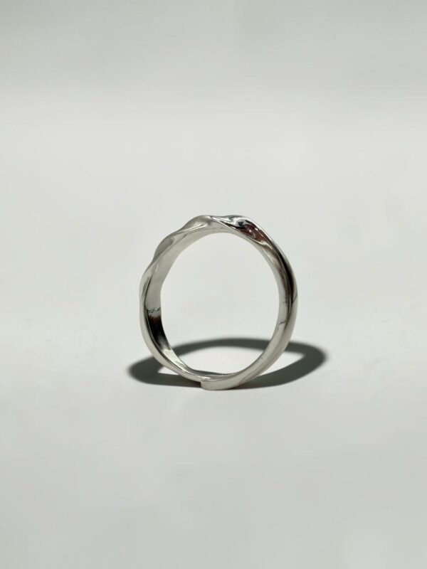 Twisted Sterling Silver Band | 光影扭轉白銀戒的戒圍弧度與光影反射 - Ostialia 奧斯提亞