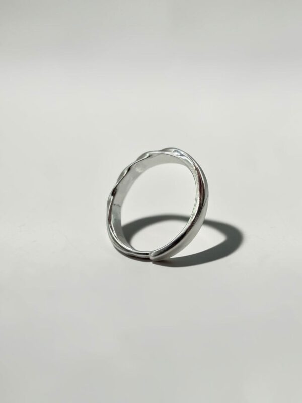 Twisted Sterling Silver Band | 光影扭轉白銀戒的圓弧輪廓與開口細節 - Ostialia 奧斯提亞