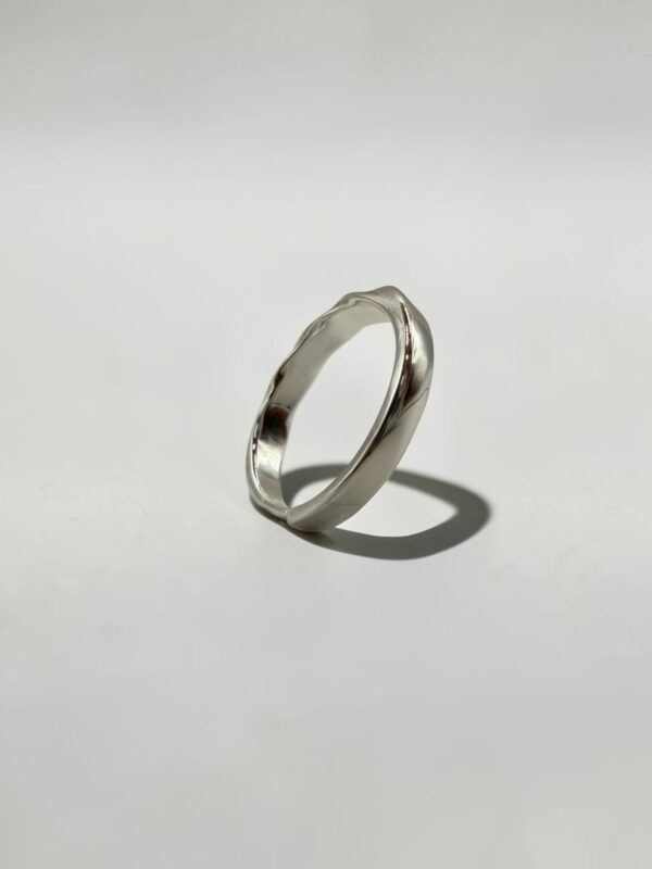 Twisted Sterling Silver Band | 光影扭轉白銀戒的側邊戒環線條 - Ostialia 奧斯提亞