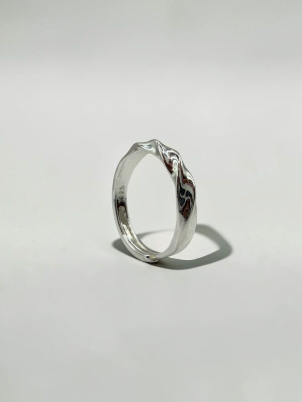 Twisted Sterling Silver Band | 光影扭轉白銀戒的扭轉質感與金屬切面 - Ostialia 奧斯提亞