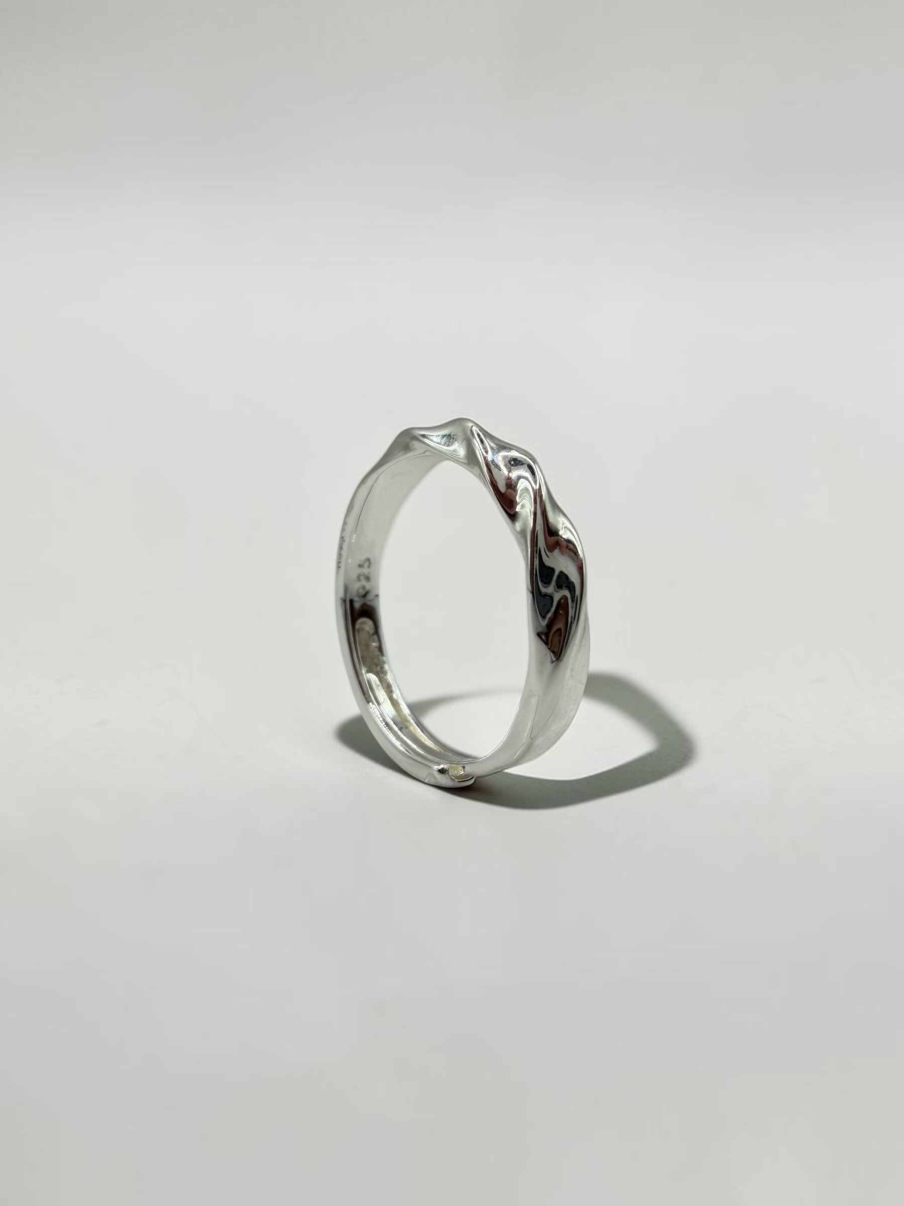 Twisted Sterling Silver Band | 光影扭轉白銀戒的扭轉質感與金屬切面 - Ostialia 奧斯提亞