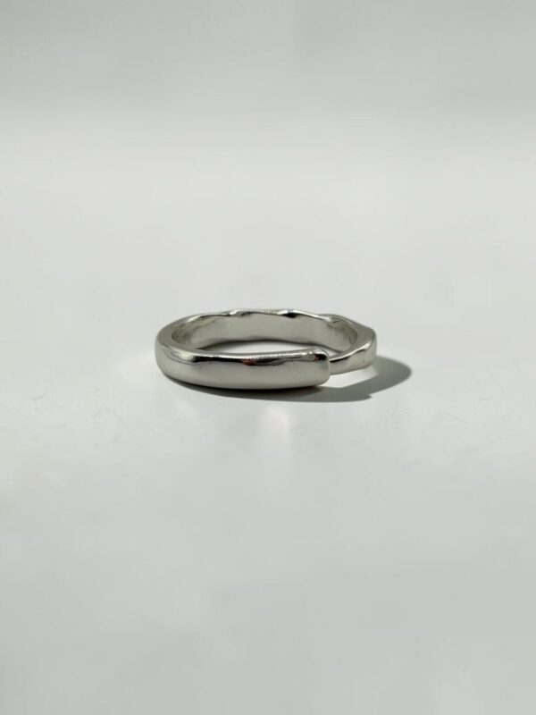 Twisted Sterling Silver Band | 光影扭轉白銀戒的平放質感與戒環厚度 - Ostialia 奧斯提亞