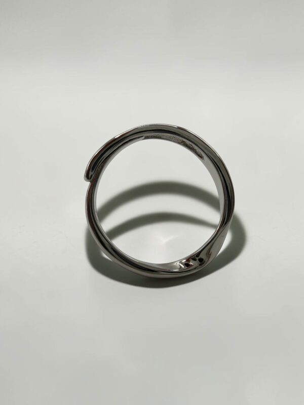 Mirage Fluid Silver Band | 幻影流線白銀戒的圓弧輪廓與開口細節 - Ostialia 奧斯提亞