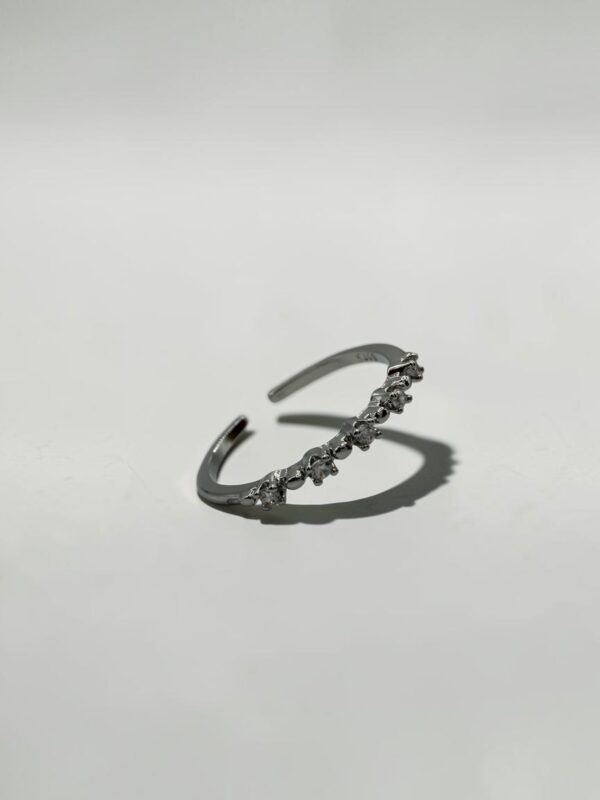 Royal Crown Crystal Open Ring | 璀璨皇冠晶石開口戒的皇冠造型晶石與光影特寫 - Ostialia 奧斯提亞