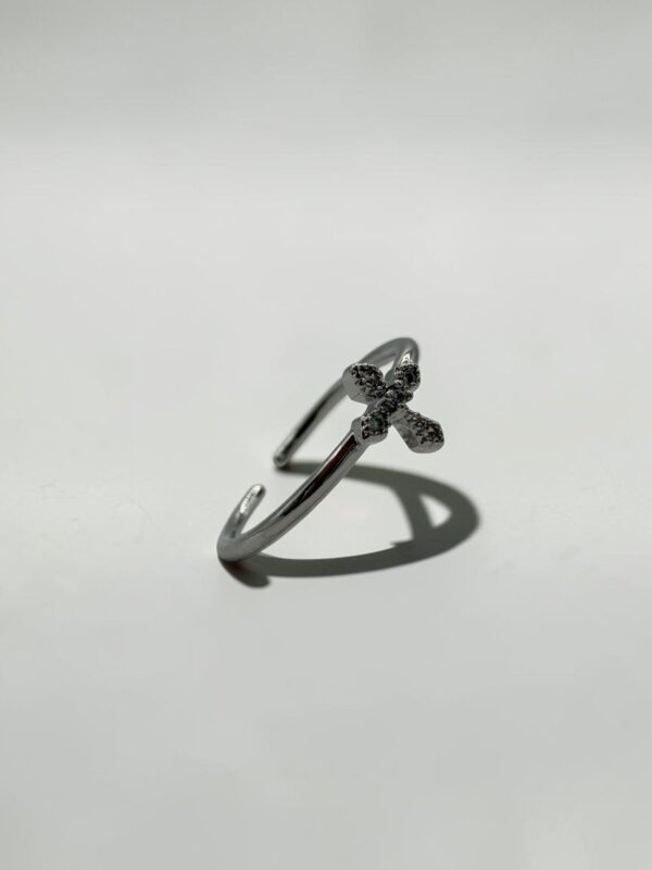 Vintage Cross Micro-Pave Ring | 復古十字架細鑽戒指的十字架立體細節與光影 - Ostialia 奧斯提亞