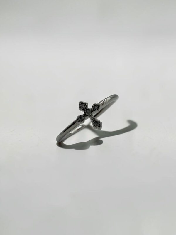 Vintage Cross Micro-Pave Ring | 復古十字架細鑽戒指的細鑽光澤與金屬質感 - Ostialia 奧斯提亞