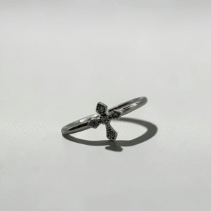Vintage Cross Micro-Pave Ring | 復古十字架細鑽戒指的商品主圖與微鑲細鑽特寫 - Ostialia 奧斯提亞