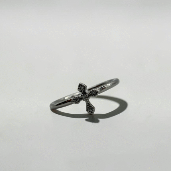 Vintage Cross Micro-Pave Ring | 復古十字架細鑽戒指的商品主圖與微鑲細鑽特寫 - Ostialia 奧斯提亞
