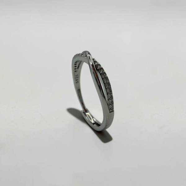 Dual Flow Shimmer Ring (Silver) |白銀雙生流光戒指的雙軌流線與金屬質感主圖特寫 - Ostialia 奧斯提亞