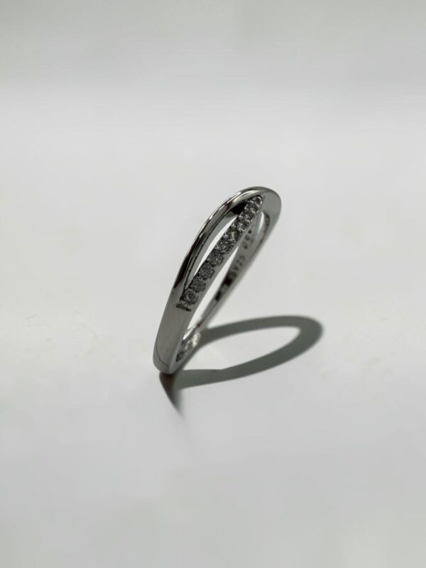 白銀雙生流光戒指 Dual Flow Shimmer Ring (Silver) 的流線造型與鑲鑽細節展示 奧斯提亞
