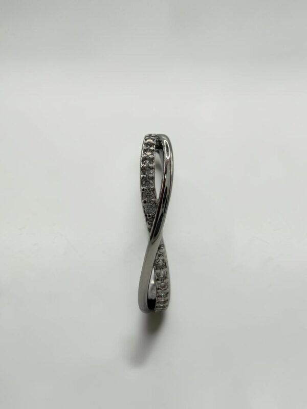 Dual Flow Shimmer Ring (Silver) |白銀雙生流光戒的正面雙軌鑲鑽細節特寫 - Ostialia 奧斯提亞