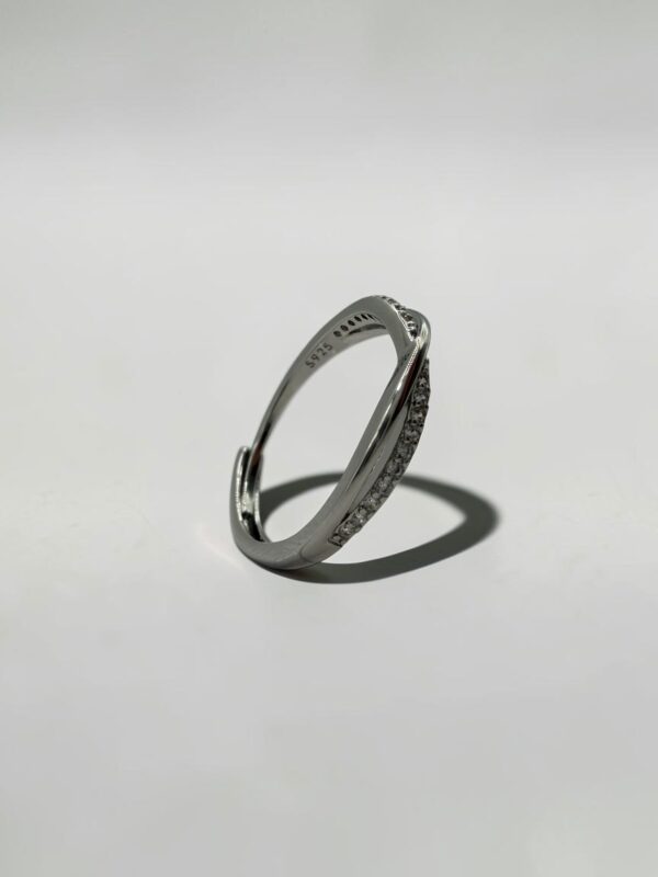 Dual Flow Shimmer Ring (Silver) |白銀雙生流光戒指的戒指弧度與光影特寫 - Ostialia 奧斯提亞