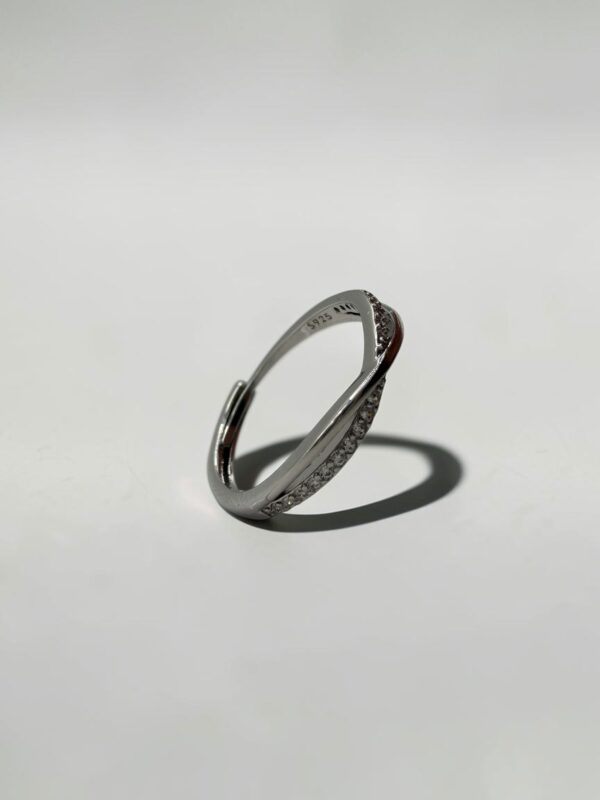 Dual Flow Shimmer Ring (Silver) |白銀雙生流光戒指的側面交織線條展示 -Ostialia 奧斯提亞