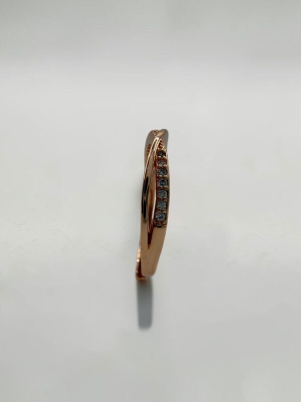 Dual Flow Shimmer Ring (Rose Gold) | 玫瑰金雙生流光戒指的垂直右側面與厚度質感特寫 - Ostialia 奧斯提亞
