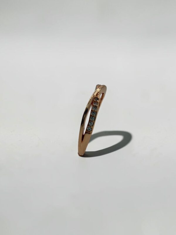 Dual Flow Shimmer Ring (Rose Gold) | 玫瑰金雙生流光戒指的垂直左側面與流線弧度細節 - Ostialia 奧斯提亞