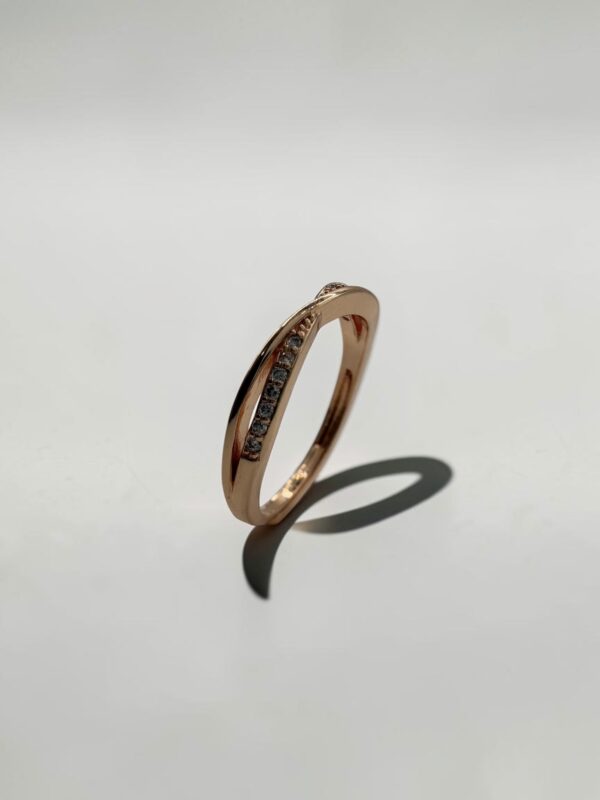 Dual Flow Shimmer Ring (Rose Gold) | 玫瑰金雙生流光戒指的傾斜左側立體光影特寫 - Ostialia 奧斯提亞