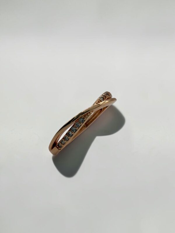 Dual Flow Shimmer Ring (Rose Gold) | 玫瑰金雙生流光戒指頂部的交織流線工藝與鑽石細節特寫 - Ostialia 奧斯提亞