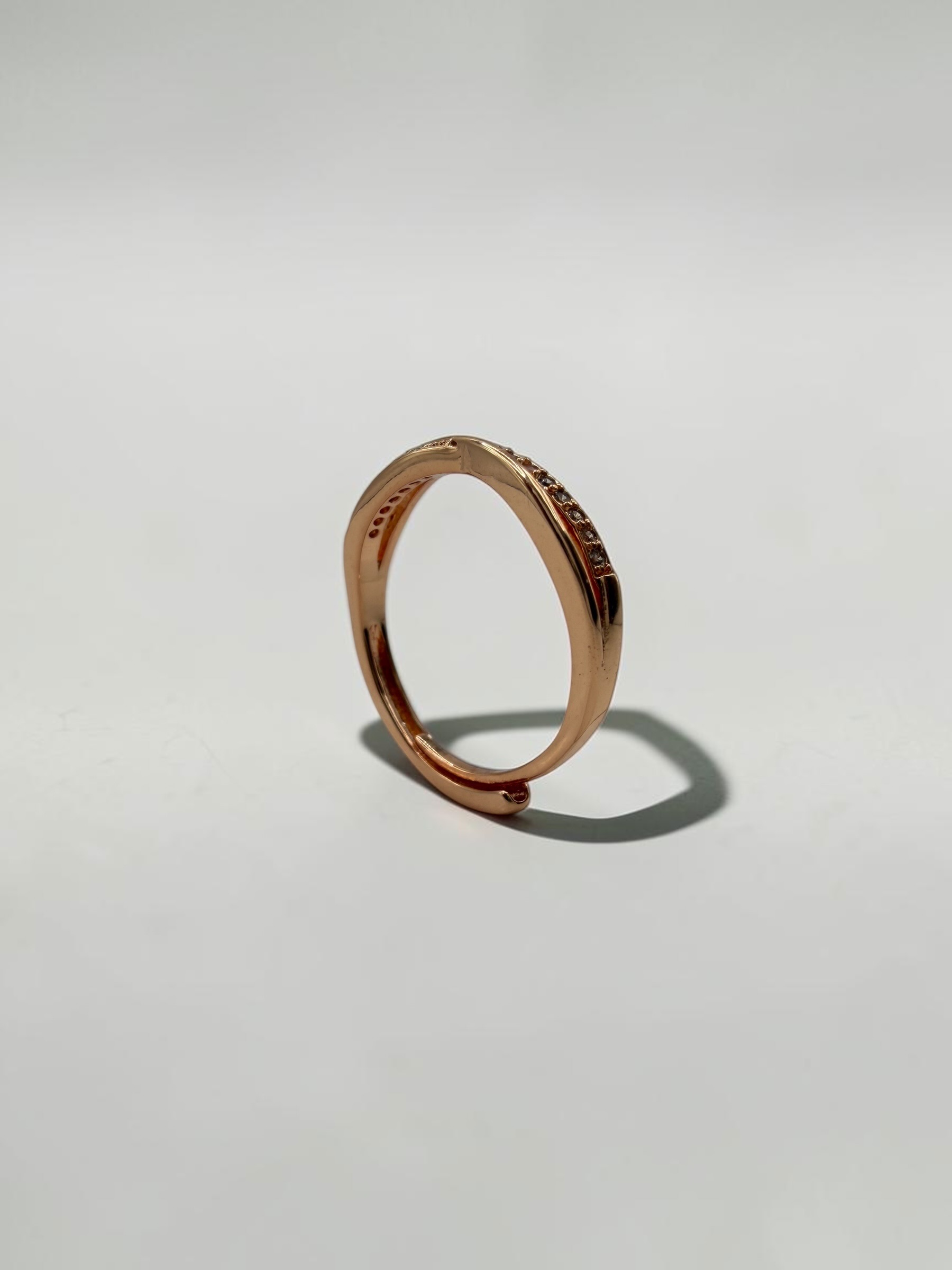 Dual Flow Shimmer Ring (Rose Gold) | 玫瑰金雙生流光戒指整隻圓弧結構與強烈陰影全景特寫 - Ostialia 奧斯提亞