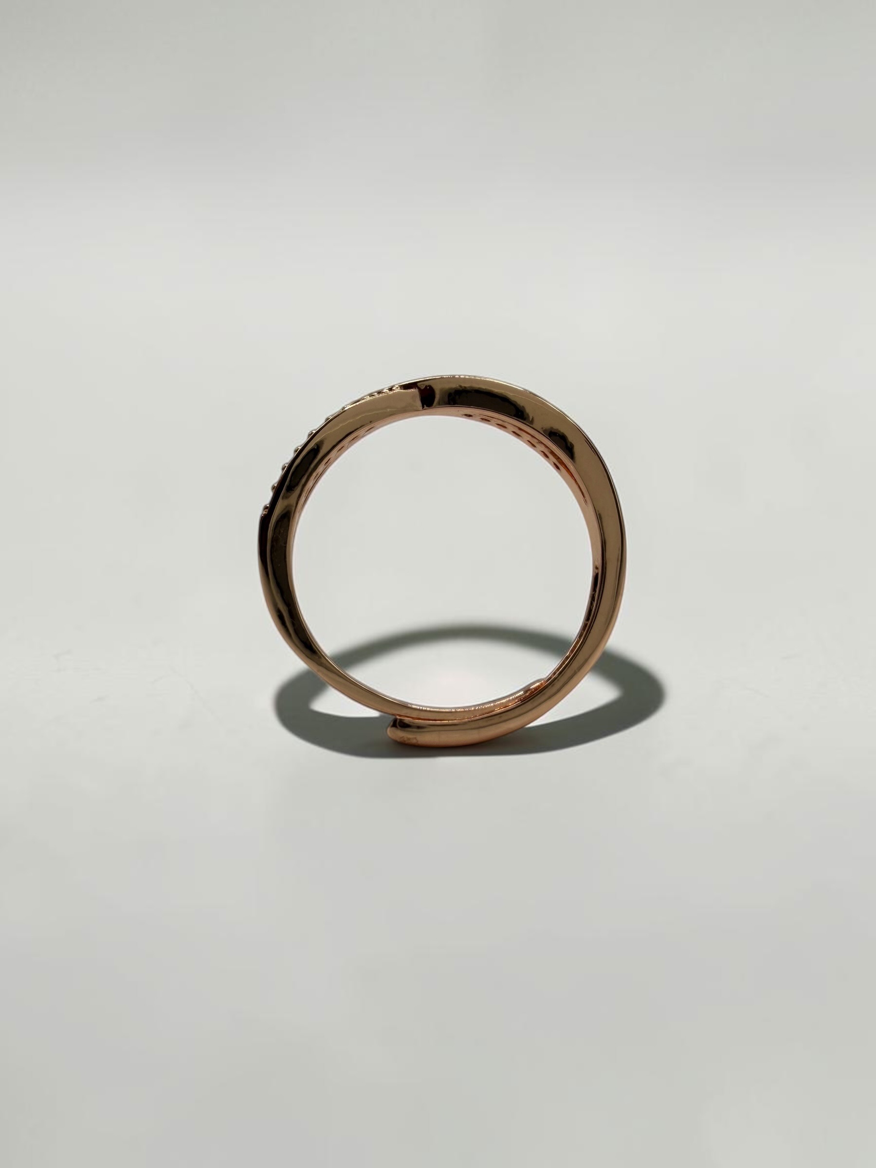Dual Flow Shimmer Ring (Rose Gold) | 玫瑰金雙生流光戒指的正圓俯視角度與內圈材質光澤特寫 - Ostialia 奧斯提亞