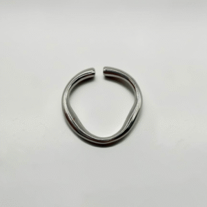 Fluid Adjustable Ring | 白銀流體可調式戒指的商品主圖與開口設計 - Ostialia 奧斯提亞