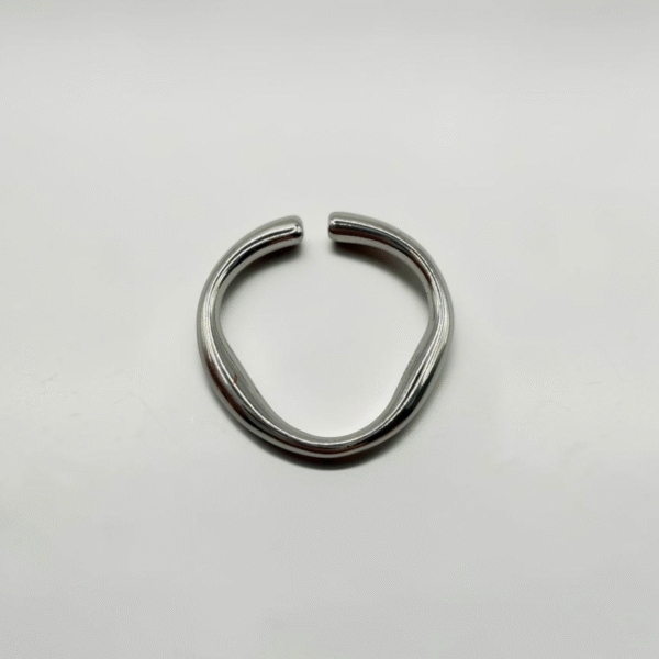 Fluid Adjustable Ring | 白銀流體可調式戒指的商品主圖與開口設計 - Ostialia 奧斯提亞