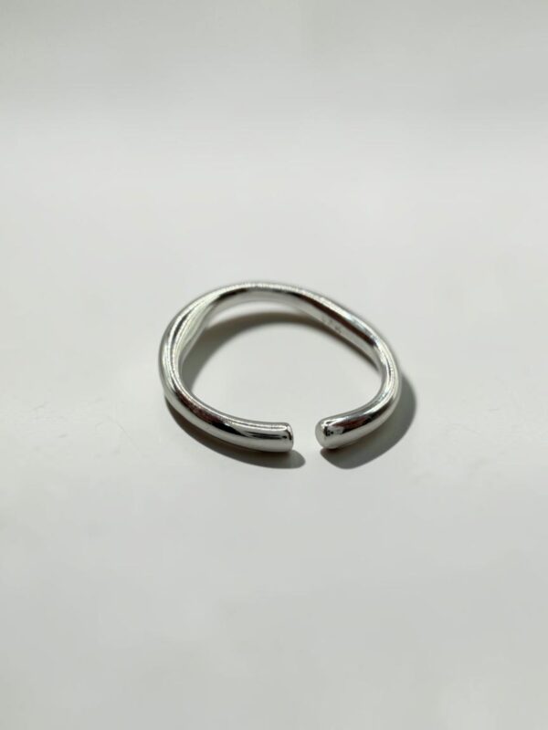 Fluid Adjustable Ring | 白銀流體可調式戒指的流體線條與金屬質感 - Ostialia 奧斯提亞