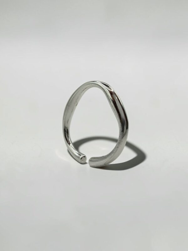 Fluid Adjustable Ring | 白銀流體可調式戒指的立體線條與開口細節 - Ostialia 奧斯提亞