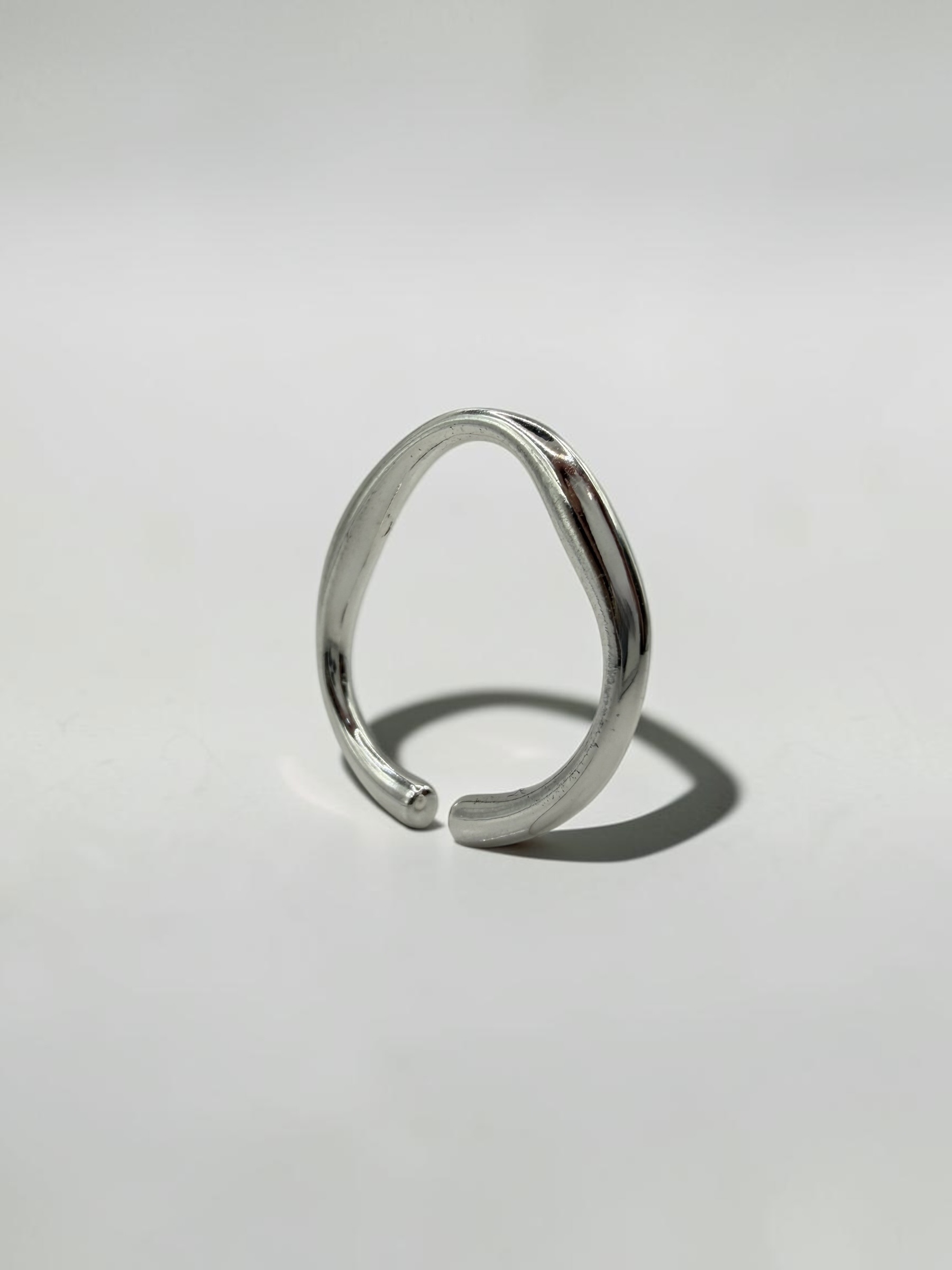 Fluid Adjustable Ring | 白銀流體可調式戒指的立體線條與開口細節 - Ostialia 奧斯提亞
