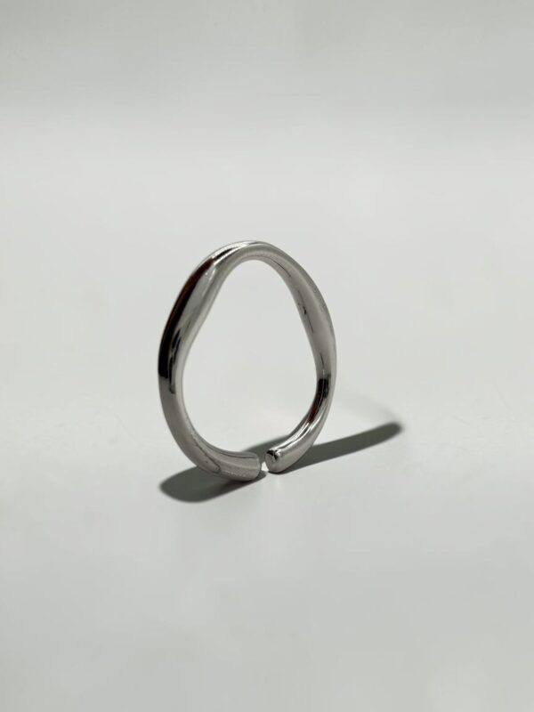 Fluid Adjustable Ring | 白銀流體可調式戒指的側面戒環弧度 - Ostialia 奧斯提亞