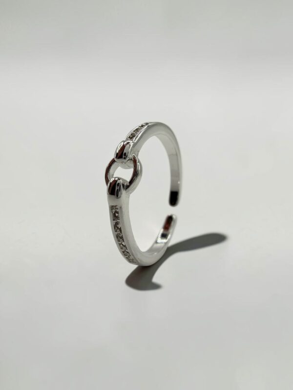 Radiant Horseshoe Open Ring | 璀璨晶鑽馬銜戒的馬銜造型與側面線條 - Ostialia 奧斯提亞