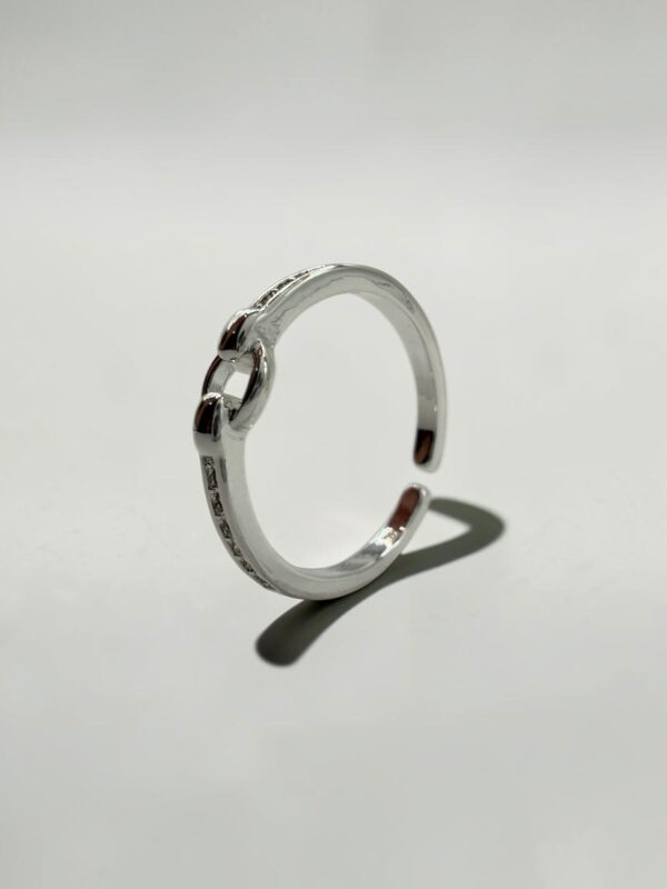 Radiant Horseshoe Open Ring | 璀璨晶鑽馬銜戒的立體金屬質感與光影 - Ostialia 奧斯提亞
