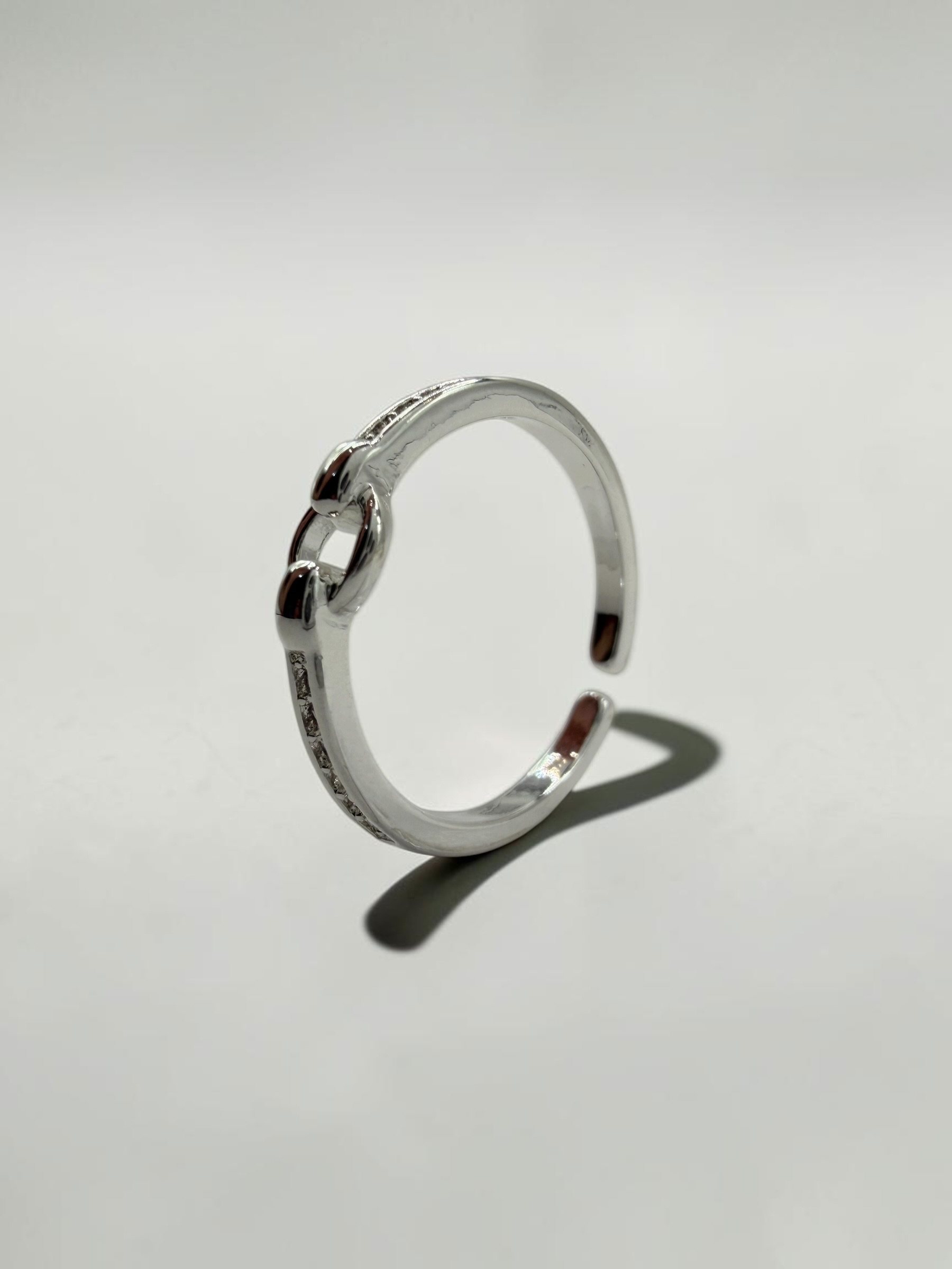 Radiant Horseshoe Open Ring | 璀璨晶鑽馬銜戒的立體金屬質感與光影 - Ostialia 奧斯提亞